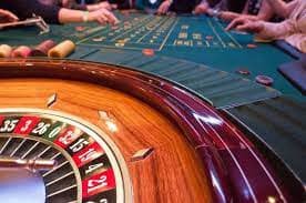 Tim ajo89 login bekerja di pusat operasi yang menampilkan monitor server dan sistem keamanan