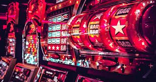 Meja poker dengan kartu dan chips, menampilkan permainan klasik tradisional
