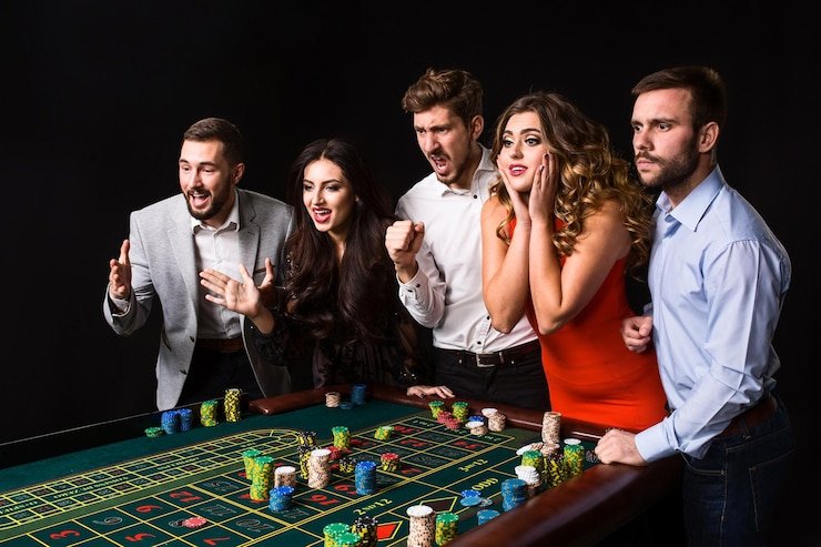 Antarmuka slot game dengan tema kartu, menampilkan simbol-simbol kartu dan fitur-fitur bonus
